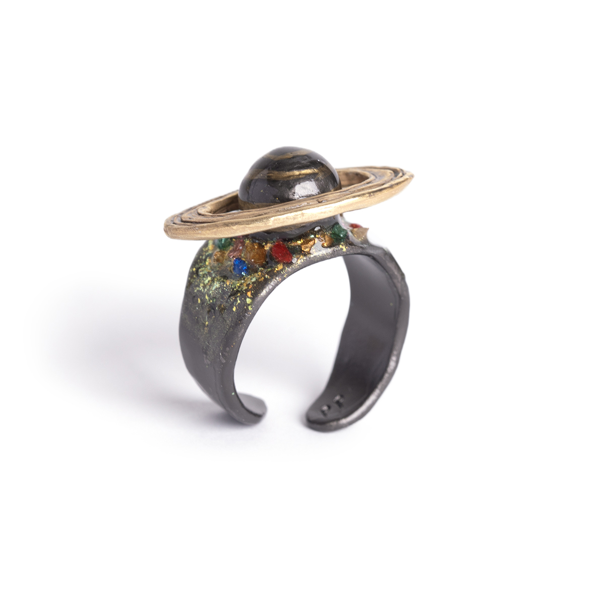 ブラックの土星と金の環が輝く、宇宙の星を思わせる神秘的なリング。