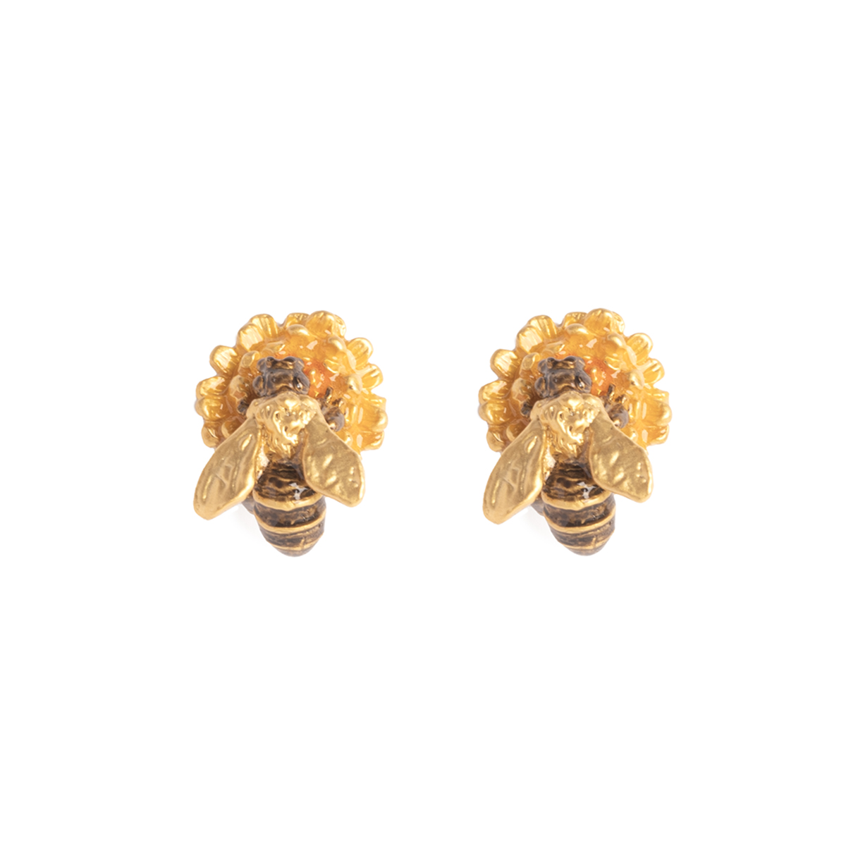 タンポポの花で蜜を集めるミツバチをモチーフにした愛らしいピアス