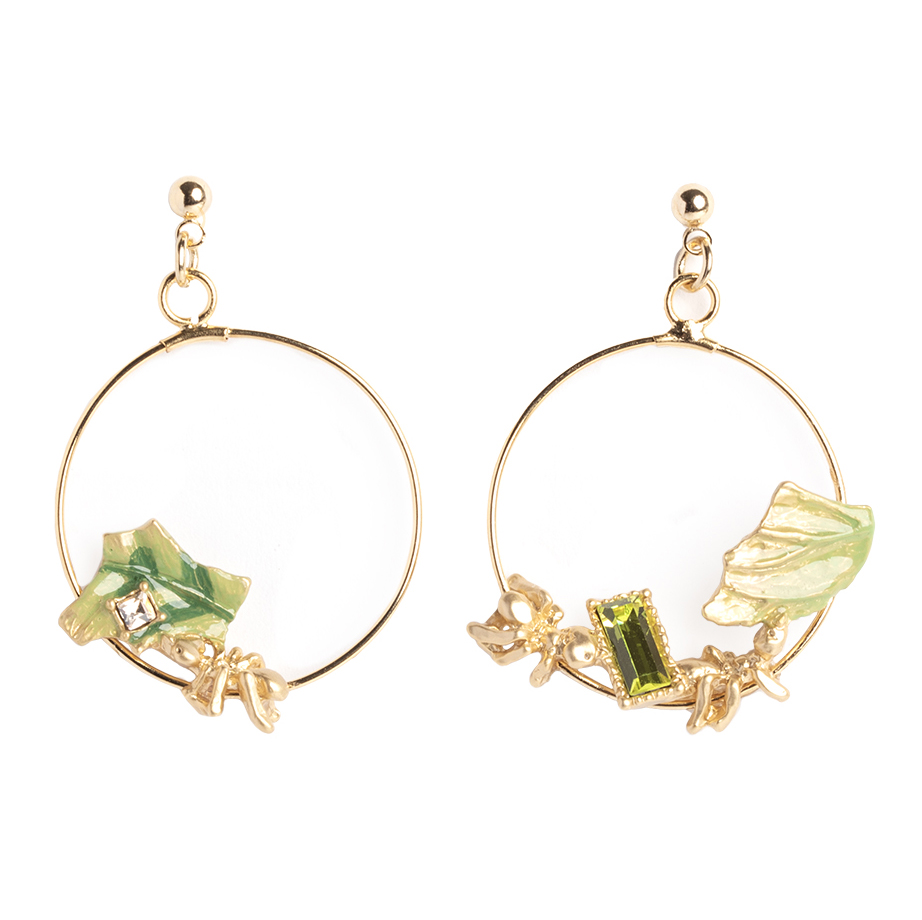 葉を運ぶハキリアリをデザインしたアシンメトリーなピアス