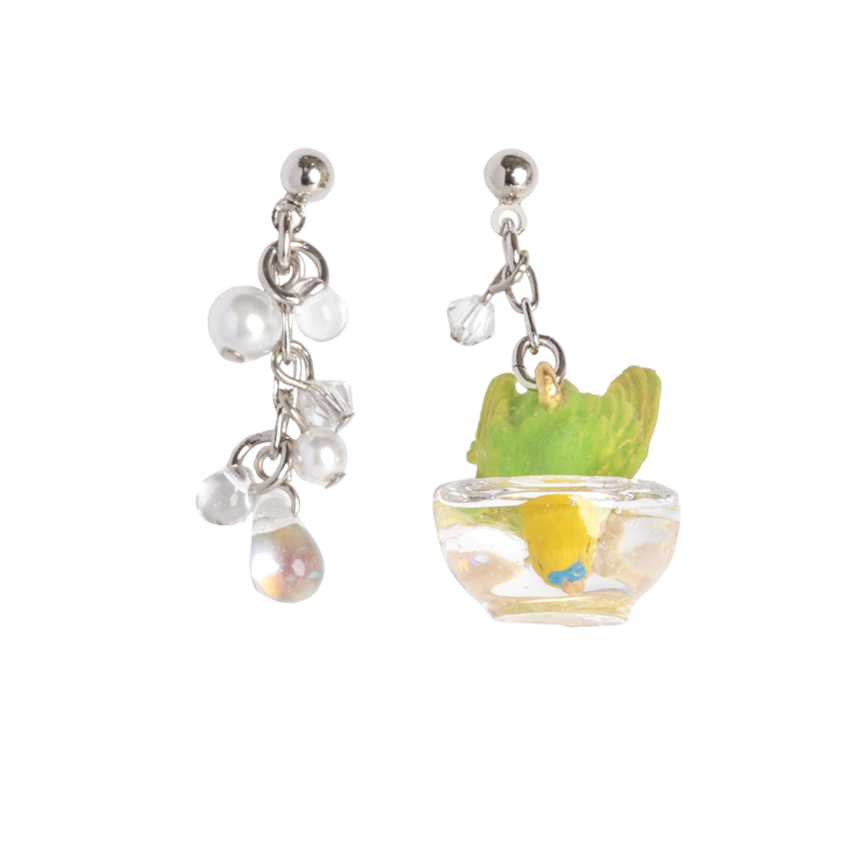 水浴びを楽しむセキセイインコをモチーフにしたユニークなピアス