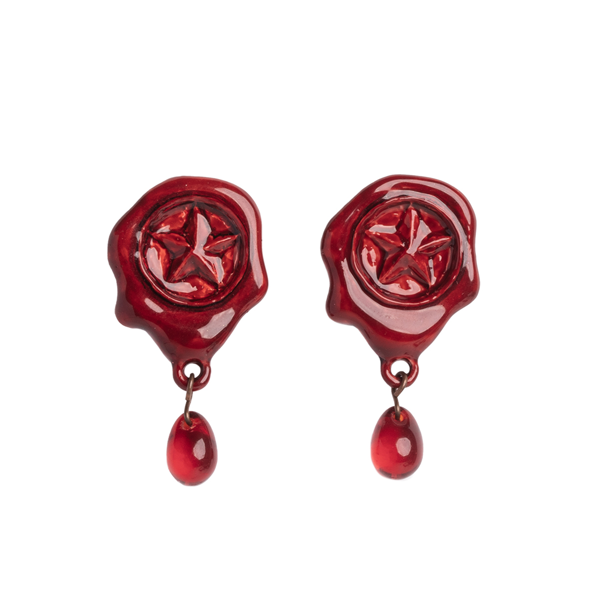 とろりと溶けた蜜蝋を思わせる赤いシーリングワックスデザインのピアス