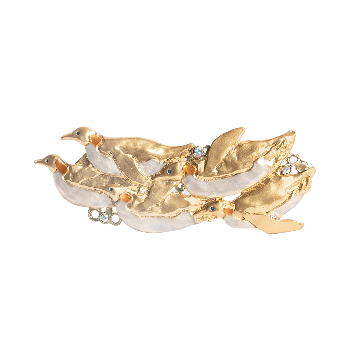 氷をよけながら泳ぐペンギンたちをデザインしたブローチ